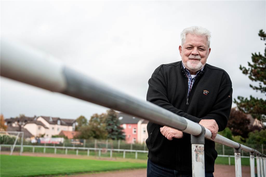 Salut-Jubel findet Nachahmer - Verband kündigt „Null-Toleranz-Politik“ an Kreisvorsitzender Hans-Otto Matthey steht auf dem Sportplatz von Genclikspor Recklinghausen. Der Kreis Recklinghausen hat ein Sportgerichtsverfahren gegen drei Fussballvereine eingeleitet. Spieler haben am Wochenende den umstrittenen Militärgruß gezeigt.