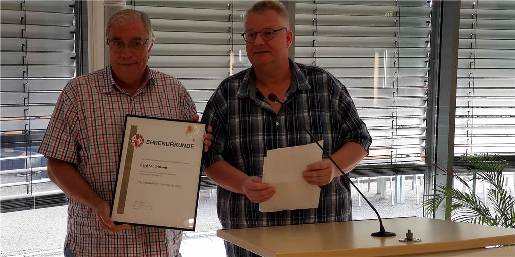 Mehr Wechsel, Sperren für Trainer und größere Kader: Fußballkreis Unna-Hamm setzt Neuerungen durch Kreisvorsitzender Michael Allery (r.) überreichte Gerd Schürmann das Verbandsehrenzeichen in Gold. Neben Ehrungen wurden auf dem Staffeltag des Fußballkreises Unna-Hamm wichtige Änderungen für den Spielbetrieb bekannt gegeben.