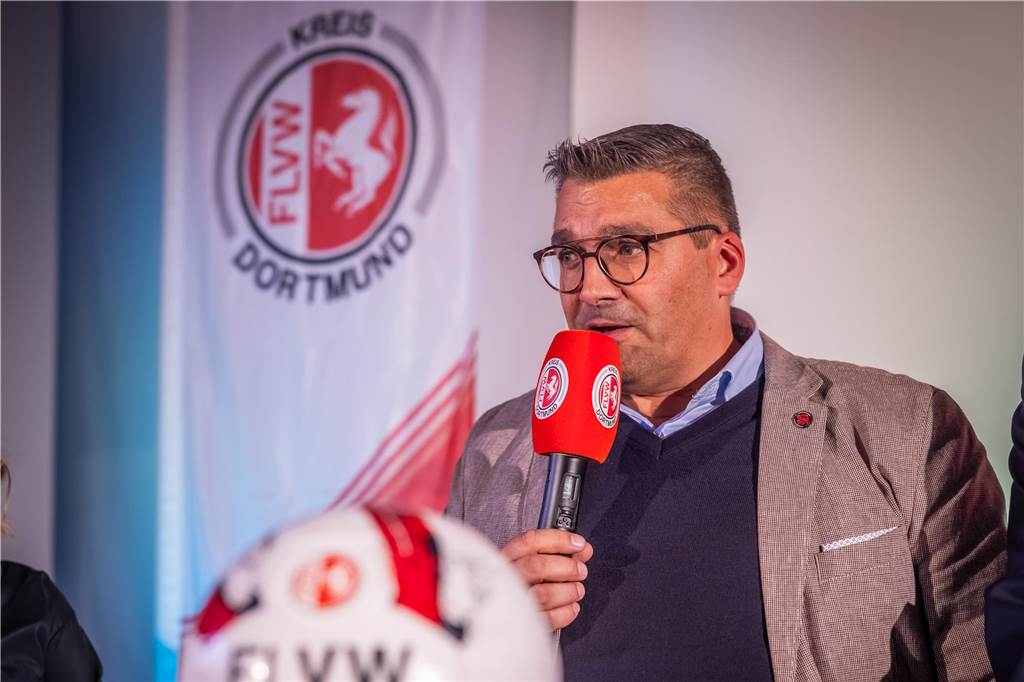 Finale der Frauen-HSM in Helmut-König-Halle: Das verspricht sich der Fußballkreis von der Premiere Kreisvorstand Andreas Edelstein bei der Vorrunden-Auslosung der Hallenstadtmeisterschaft Dortmund 2023.
