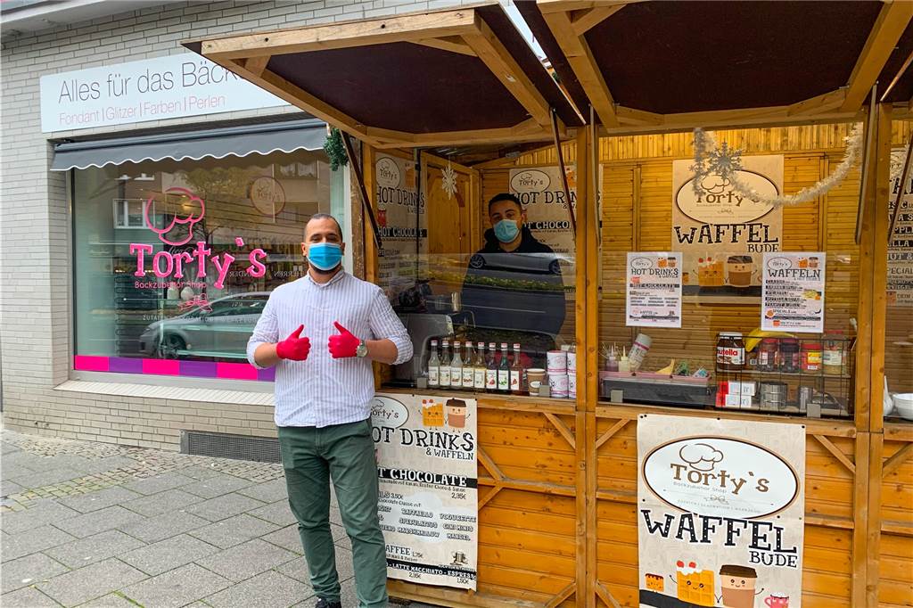 Münsterstraße statt Weihnachtsmarkt: Waffel-Bude eröffnet in der Nordstadt Kremer sagt, der kreative Stand mit knalligen Farben tue der teils grauen Münsterstraße gut.