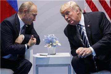 Kremlchef Wladimir Putin (l) und US-Präsident Donald Trump wollen sich am 16. Juli in der finnischen Hauptstadt Helsinki treffen. Foto: Evan Vucci/AP/Archiv