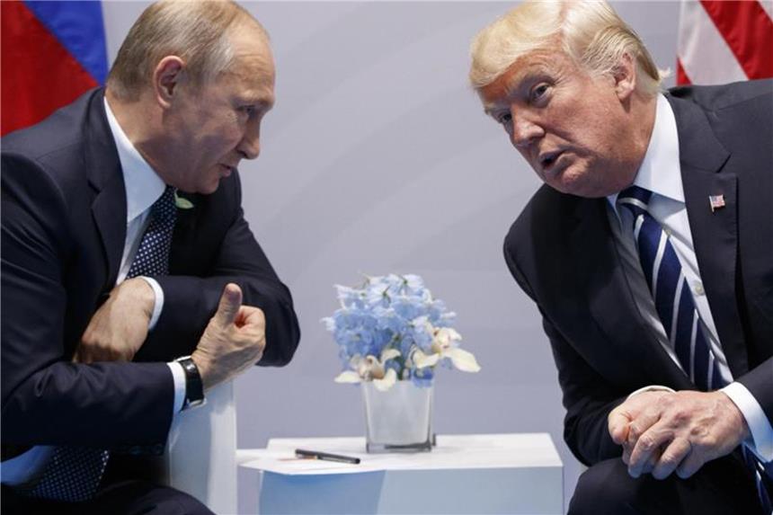 Neue Anklagen gegen Russland trüben Trumps Gipfel-Show Kremlchef Wladimir Putin (l) und US-Präsident Donald Trump unterhalten sich auf dem G20-Gipfel in Hamburg. Foto: Evan Vucci/AP