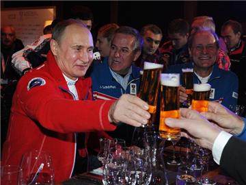 Kremlchef Wladimir Putin stößt mit den Österreichern an. Foto: Mikhail Klimentiev