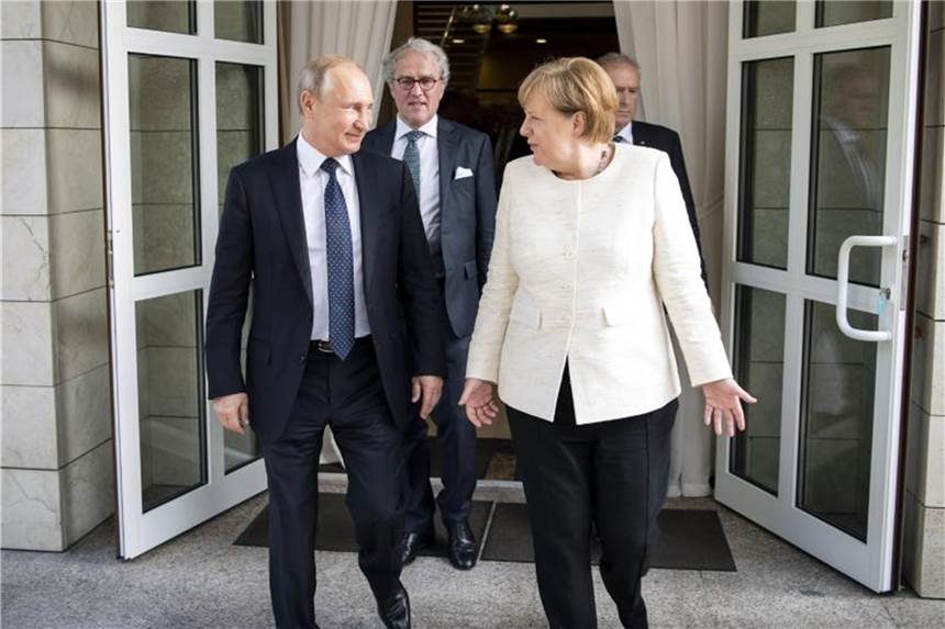 Merkel trifft Putin zu Gespräch über Syrien und Ukraine Kremlchef Wladimir Putin und Bundeskanzlerin Angela Merkel im russischen Badeort Sotschi. Foto: Guido Bergmann/Bundesregierung/Archiv