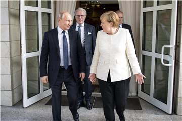 Kremlchef Wladimir Putin und Bundeskanzlerin Angela Merkel im russischen Badeort Sotschi. Foto: Guido Bergmann/Bundesregierung/Archiv