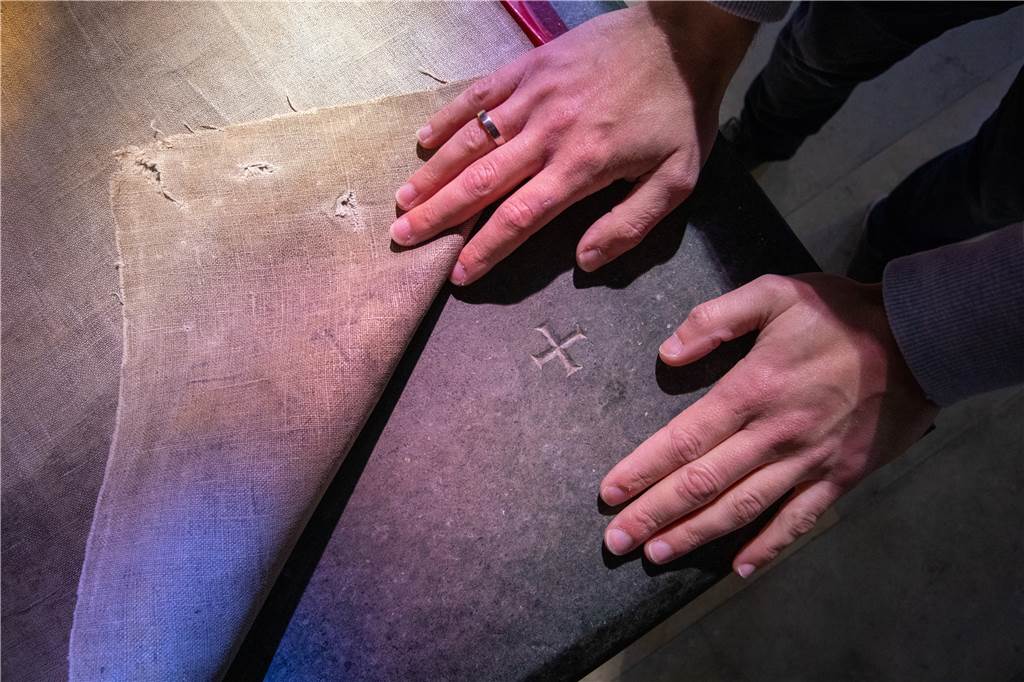 Versteckte Botschaft und ein Loch: Geheimnisse der Vredener Pfarrkirche Kreuze auf dem Altar erinnern an die Wundmale Jesu Christi.