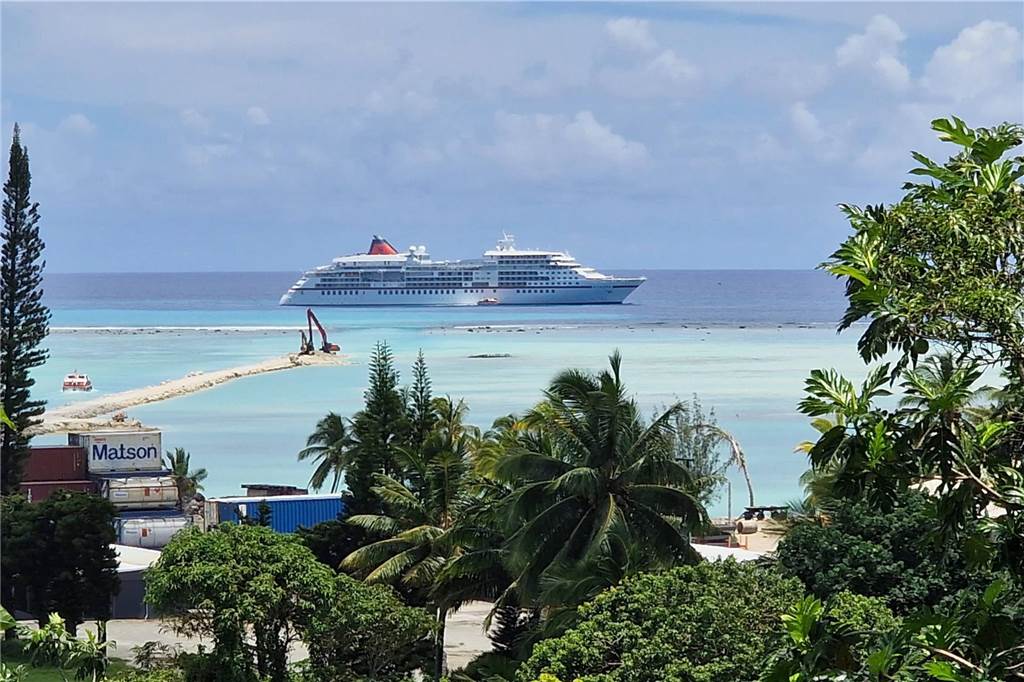 Trotz gestiegener Preise bereisen Ahauser die ganze Welt Kreuzfahrtschiff vor Arutanga