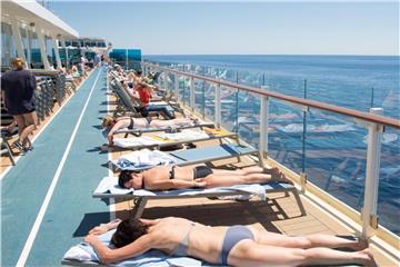Kreuzfahrtgäste an Bord des TUI Kreuzfahrtschiffes „Mein Schiff 3“. 2,19 Millionen Urlauber aus Deutschland unternahmen 2017 eine Hochseekreuzfahrt. Foto: Christian Charisius