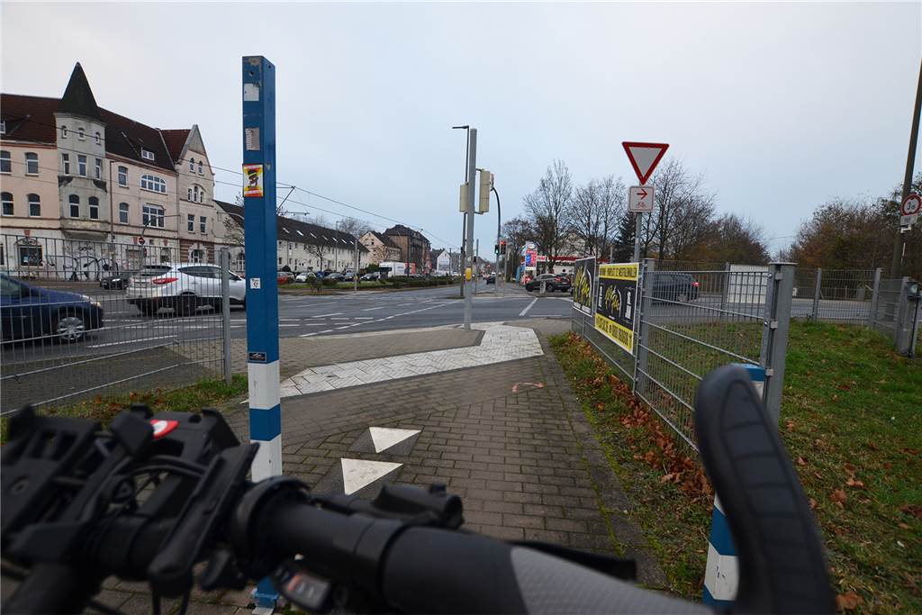 Lücke im Emscher-Weg: 900 Meter voller Gefahren für Radfahrer Kreuzung Huckarder Straße/Franziusstraße: Hier beginnt die Lücke im Emscher-Weg. Der rote Pfeil des Hinweisschilds weist nach rechts. In ein 900 Meter langes Nadelölhr voller Gefahren.