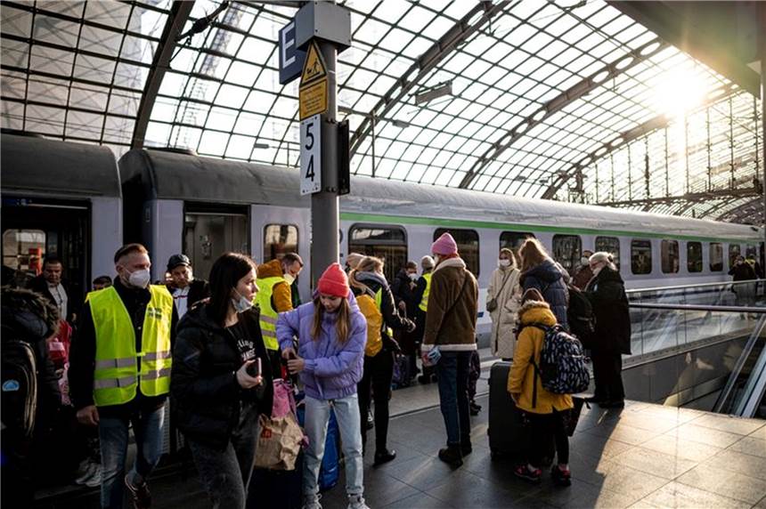 Mehr als 27.500 Ukraine-Flüchtlinge in Deutschland Kriegsflüchtlinge aus der Ukraine kommen am Berliner Hauptbahnhof an.