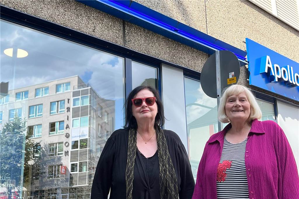 Neuer Wollenhaupt-Krimi: Mord im „bösen Haus“ im Kreuzviertel Krimi-Autorin Gabriella Wollenhaupt (l.) und Jutta-Geißler-Hehlke, Bewohnerin des "bösen Hauses" am Neuen Graben 3.