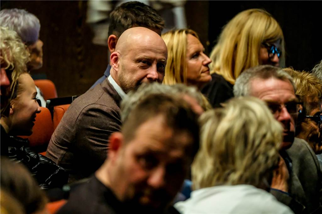 Revier-Thriller "No Man's Road": Stars bringen Kino-Erlebnis ins Theater