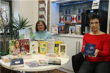 Krimi, Ratgeber, Roman oder Bildband: Marion Gloger (l.) und Gerlinde Schürkmann aus der Stadtbücherei Werne geben ihre persönlichen Lese-Tipps zu Weihnachten und kennen noch ein praktisches Last-Minute-Geschenk.