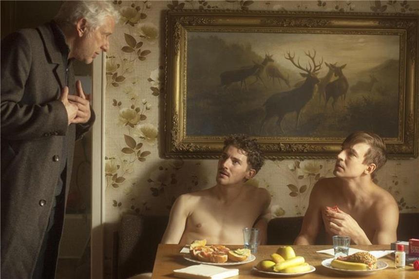 2017 war das Jahr der „Tatort“-Experimente Kriminalhauptkommissar Franz Leitmayr (Udo Wachtveitl) im Gespräch mit den beiden Pornodarstellern (Martin Bruchmann und Sebastian Fischer). Foto: BR/Hagen Keller