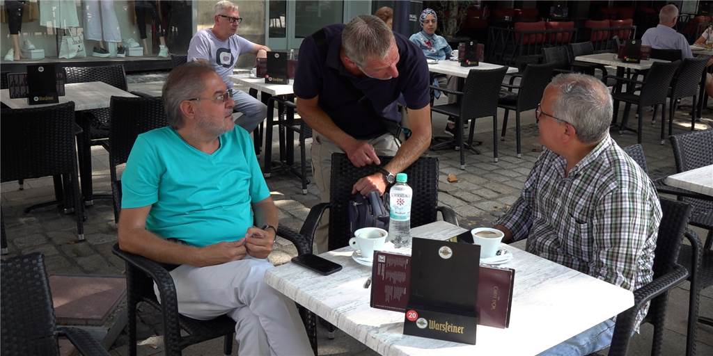 Video: Polizei gibt Tipps, wie man Taschendieben das Leben schwer macht Kriminalhauptkommissar Jörg Stenczl spricht mit zwei Gästen eines Cafés.