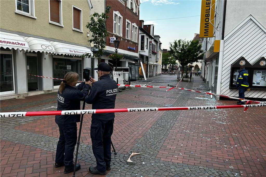 Mitten in der Halterner Innenstadt: Geldautomat gesprengt, Gebäude „erheblich beschädigt“ Polizisten machen Fotos vom Tatort der Geldautomaten-Sprenung