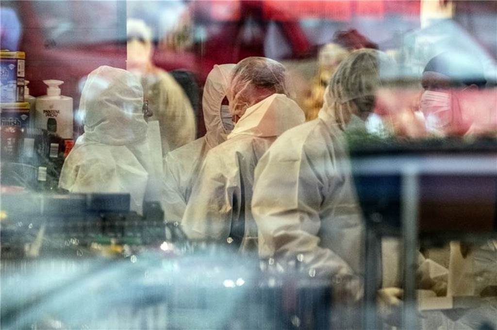 Schüsse in Supermarkt: Mann tötet Frau und sich selbst Kriminaltechniker untersuchen den Tatort.