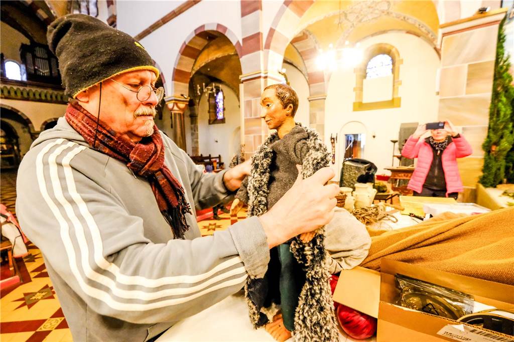 Besucher kommen sogar mit dem Reisebus zur Krippe nach Stuckenbusch Krippenbauer Siggi Sander aus Recklinghausen nimmt kritisch die Figur ins Visier und prüft, ob der Hirte standfest ist.