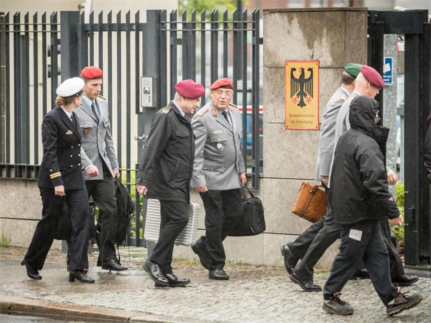Affäre Franco A.: Immer mehr Details kommen ans Licht Krisentreffen in Berlin: Hochrangige Militärs auf dem Weg ins Bundesverteidigungsministerium. Foto: Michael Kappeler