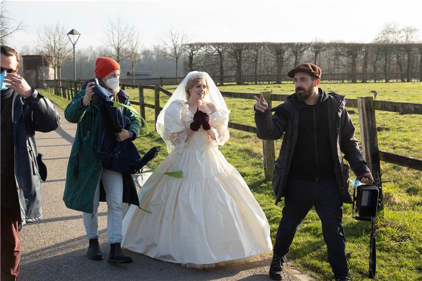 Einblicke in „Spencer“-Dreh: Fotos vom Schloss Nordkirchen als Set Kristen Stewart als Diana bei den Dreharbeiten in Nordkirchen am Schloss im Hochzeitskleid.