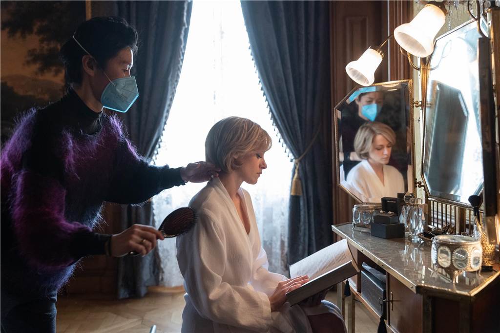 Film „Spencer“ kommt ins Fernsehen: Im Schloss Nordkirchen gedreht Kristen Stewart als Lady Diana während der Dreharbeiten im Schloss Nordkirchen. Die noch unter Coronaschutzmaßnahmen liefen.