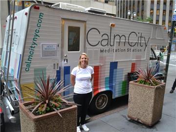 Kristin Westbrook, Gründerin und Geschäftsführerin des ersten mobilen Meditationsstudios Calm City, bietet 10-minütige Entspannungssitzungen an. Foto: kyodo