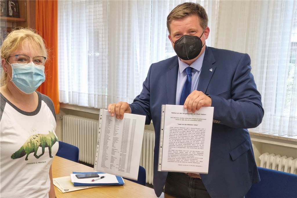645 Halterner Bürger wehren sich gegen Bebauung des Wäldchens in Sythen Kristina Brummet (l.) sowie Sandra Lindemann überreichten die Petition mit Erläuterungen an Bürgermeister Andreas Stegemann.