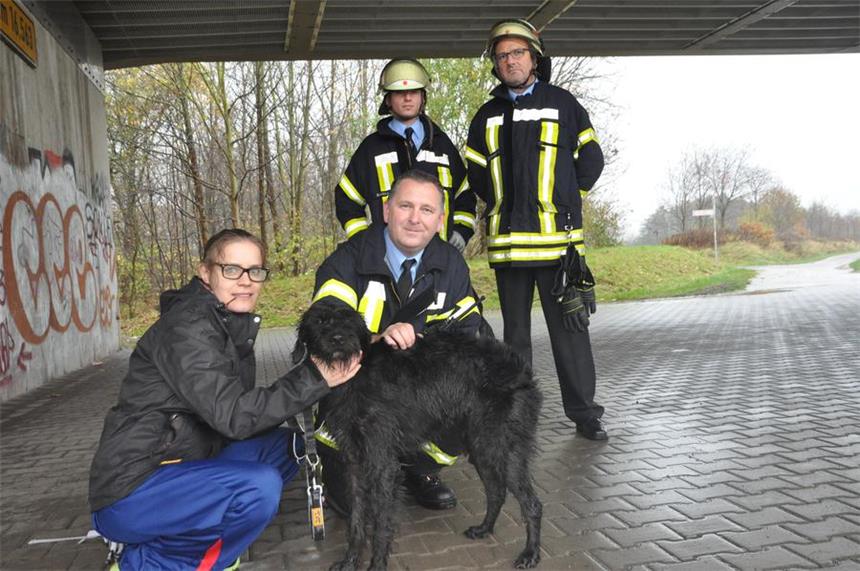 Feuerwehr zog Hund und Frauchen aus Kanal Kristina Schreiber und Oberbrandmeister Dirk Klemke mit dem Schnauzer-Mischling.