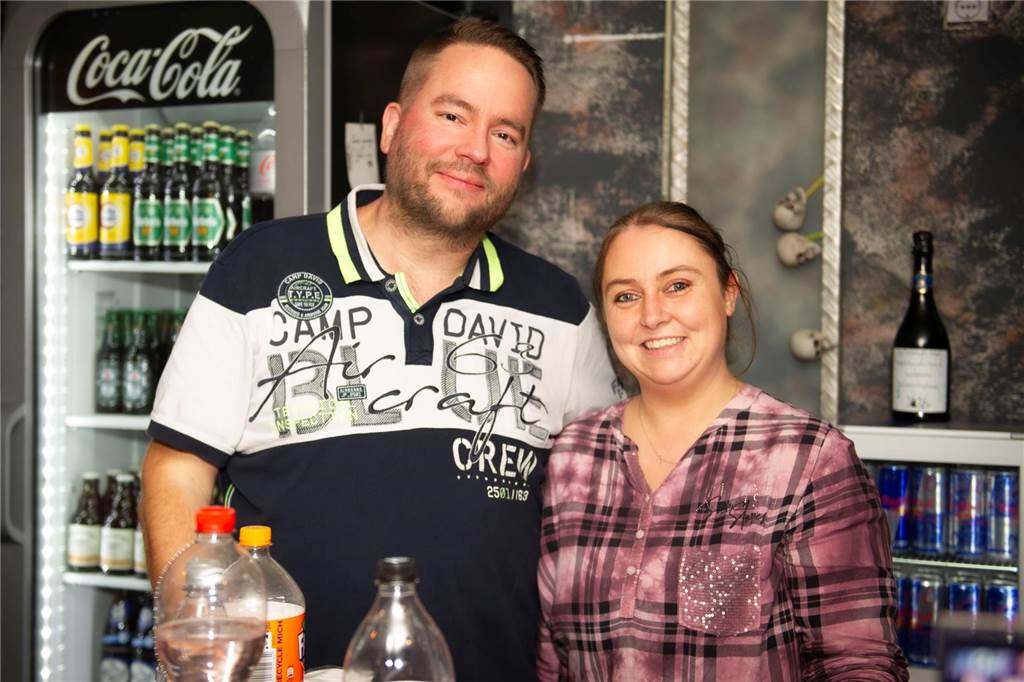 Kristina und Dennis Stockhofe führen die neu eröffnete Bar.