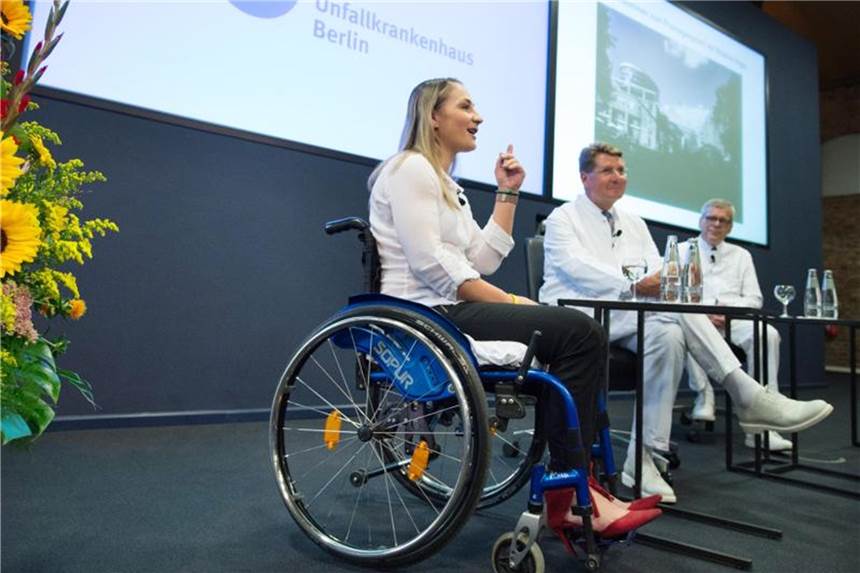 Kristina Vogel im Rollstuhl stark: „Möchte ins Leben zurück“ Kristina Vogel gibt eine Pressekonferenz im Unfallkrankenhaus Berlin-Marzahn. Foto: Annegret Hilse