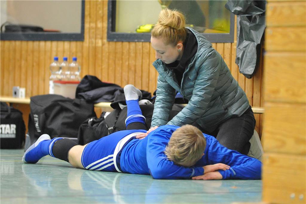 Mit heilenden Händen: Welche Rolle Physiotherapeuten im Amateurfußball spielen Kristy Köhler kümmerte sich zuletzt um die Wehwehchen der Kicker des SV Wacker Obercastrop.