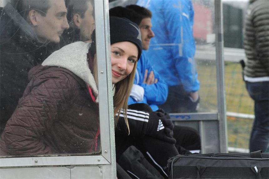 Der Name Köhler bleibt auf der Bank Kristy Köhler, Tochter von Ex-Trainer Andreas Köhler, bleibt als Physiotherpeutin auf der Bank des SV Wacker Obercastrop.