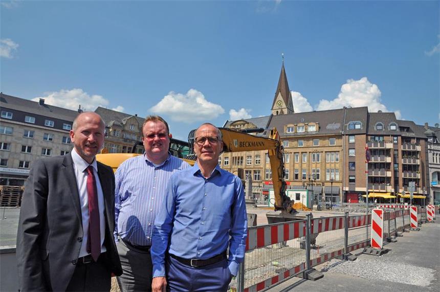 Heftige Kritik nach Panne beim Marktplatz-Umbau Kritik des Casconcept-Vorstandes am Marktumbau: v. l. Vorstandsmitglied Markus Göke, stv. Vorsitzender Ralph Potthoff-Kowol und Vorsitzender Matthias Zimmer.