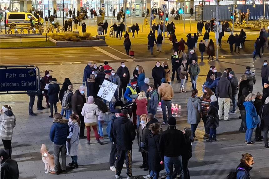 Querdenker: Polizei will Corona-Protestaktionen in Dortmund unterbinden Kritiker der Corona-Schutzmaßnahmen demonstrieren seit Beginn der Pandemie, hier ein Bild vom 17. Dezember. Die aktuelle Protestform der „Spaziergänge“ ist nun von der Polizei untersagt worden.