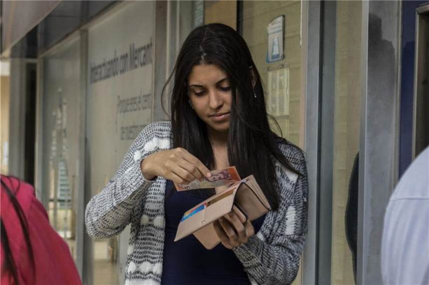 Venezuela bringt neue Banknoten in Umlauf Kritiker glauben nicht daran, dass die neue Währung ein adäquates Mittel im Kampf gegen die rasante Teuerung ist. Foto: Rayner Pena