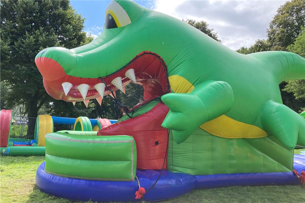 Schausteller tourt mit Hüpfburgen-Park durch Dortmund Krokodil Schnappi wiegt beinahe eine halbe Tonne.