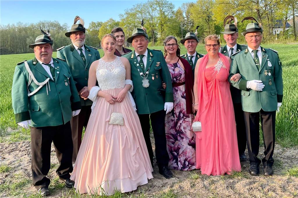 Kronprinz Dieter Wember und Prinzessin Elena Schulze Langenhorst mit ihrem Hofstaat