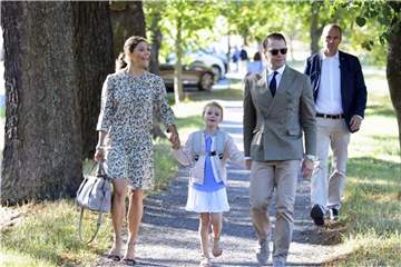 Kronprinzessin Victoria und Prinz Daniel sind mit ihrer Tochter Estelle auf dem Weg zur Schule. Foto: Jessica Gow/TT NEWS AGENCY