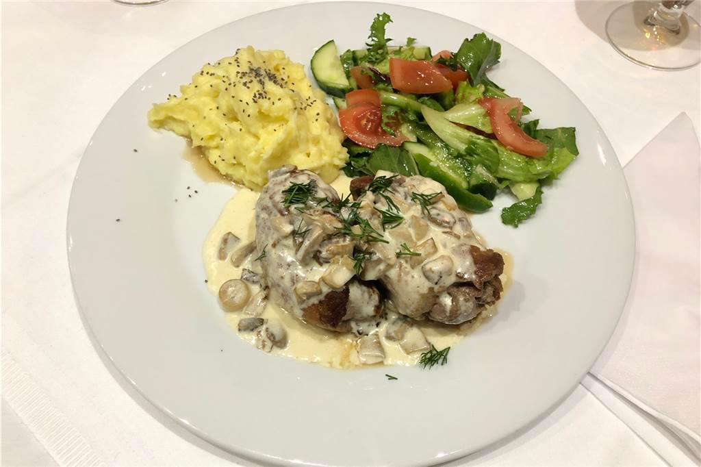 Krutscheniki: eingerolltes Schweinefleisch mit Steinpilzcreme-Füllung.