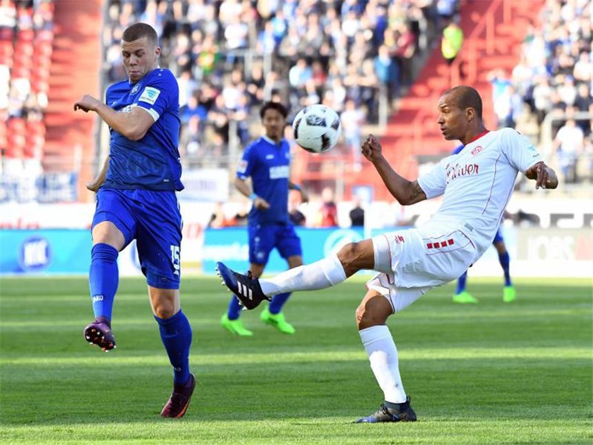 KSC trotz Überzahl nur 1:1 gegen Würzburger Kickers KSC-Profi Florian Kamberi (l) und der Würzbürger David Pisot kämpfen um den Ball. Foto: Uli Deck