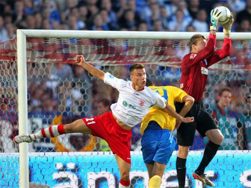 KSC mit guter Ausgangsposition: 1:1 in Regensburg KSC-Torwart Dirk Orlishausen (r) rettet vor dem Regensburger Thomas Kurz (l). Foto: Christian Butzhammer