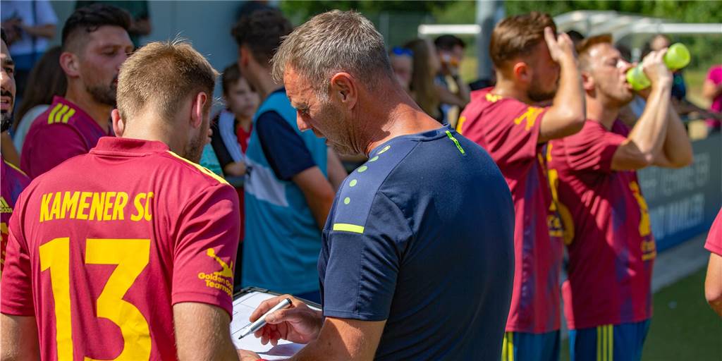 Verletzungs-Schock beim Kamener SC: A-Ligist muss lange auf seinen Leader verzichten KSC-Trainer Ahmet Kahya (M.) muss in den kommenden Monaten auf einen wichtigen Spieler verzichten.
