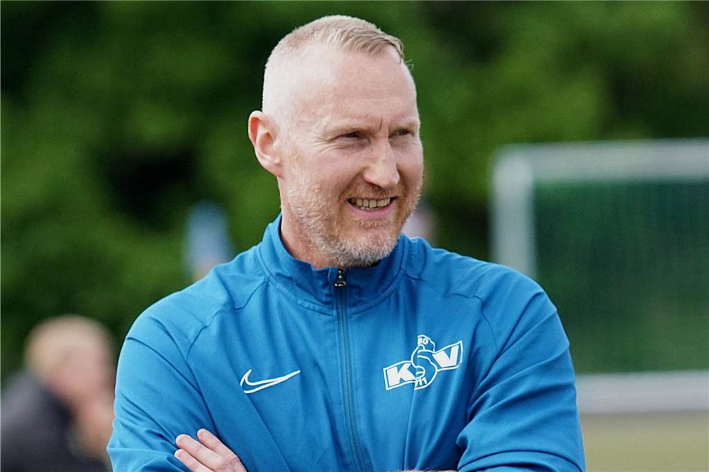KSV-Coach Andreas Feiler an der Seitenlinie.