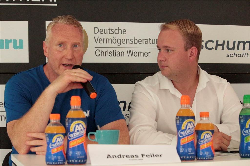 Königsborn fügt YEG Hassel höchste Niederlage seit Jahren zu KSV-Coach Andreas Feiler (l.) - hier neben Pressesprecher Lars Rohwer - sorgte auf der PK nach dem Spiel gegen YEG Hassel für einen Lacher.