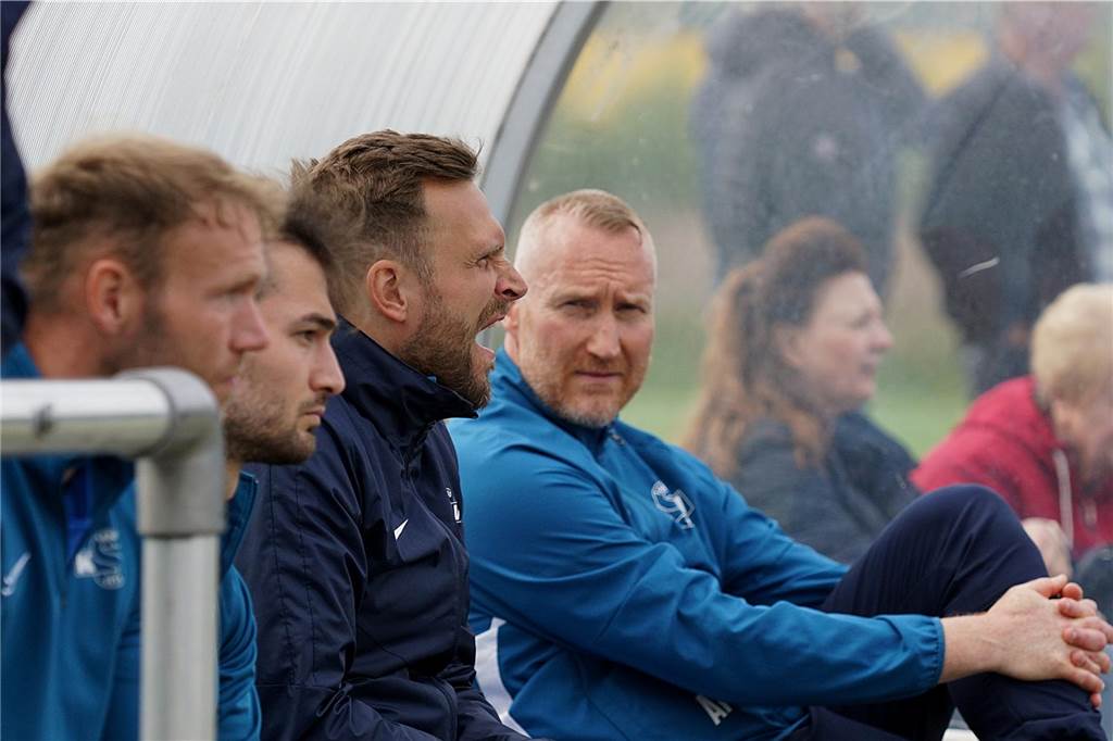KSV-Coach Andreas Feiler (r.) wundert sich über die Müdigkeit seines Co-Trainers Kevin Jagusch (M.).