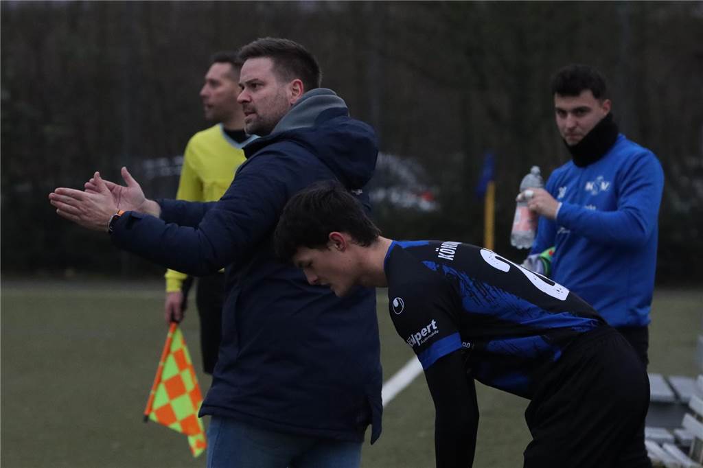 Königsborner Sieg: Zwei Keeper spielen - der dritte ist im Vaterglück KSV-Coach Marc Schmitt klatscht in die Hände.
