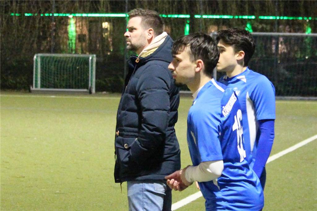 2:3 Niederlage für den KSV im Test gegen das Landesligaspitzenteam aus Hohenlimburg - Flottes Testspiel auf Augenhöhe in der Schumann-Arena KSV-Coach Marc Schmitt (links) blickt aufs Spielfeld.