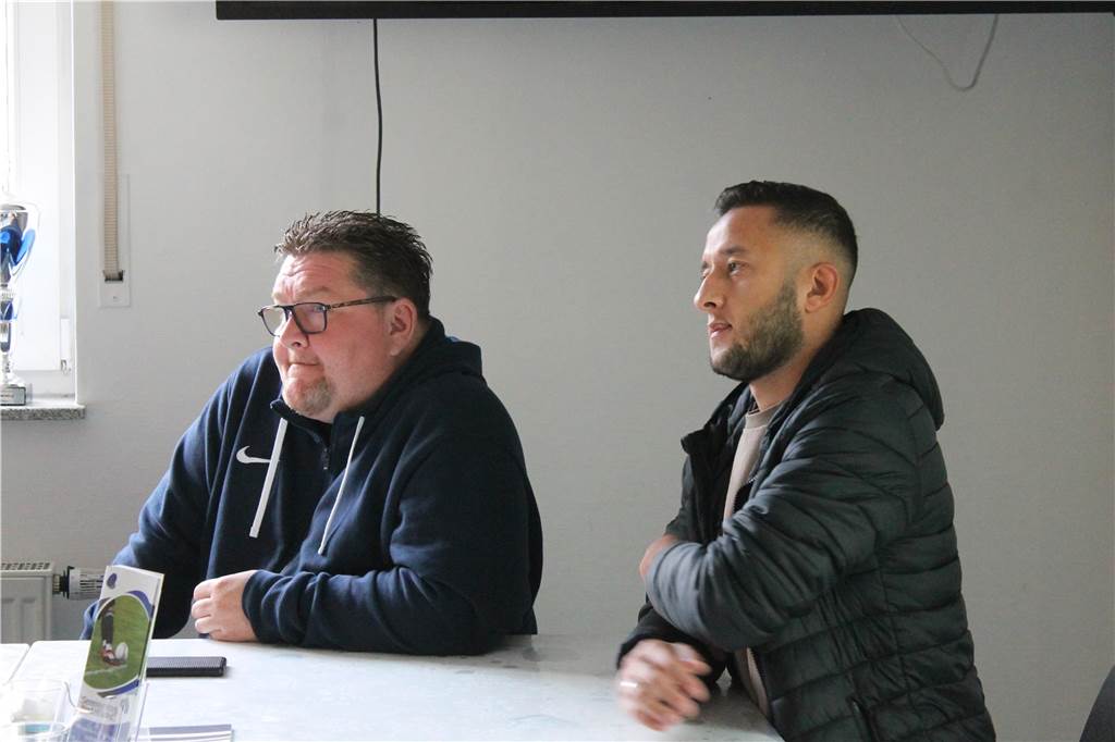 Sportgericht fällt Urteil zum „Romania-Trötenwurf“ in Königsborn: „Ich bin nicht stolz drauf“ KSV-Geschäftsführer Dirk Berkemeyer mit dem Kapitän der KSV-Reserve Rifat Kocabiyik.