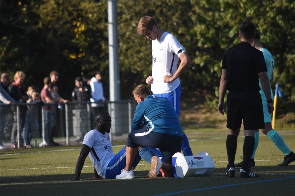 Königsborner SV bangt um Junior Mushaba, doch seine Aussagen geben Grund zur Hoffnung KSV-Kapitän Damian Marchewka (r.) erkundigt sich sofort bei Junior Mushaba (l.), als dieser im TSC-Spiel behandelt werden muss. Ein MRT-Termin soll jetzt Klarheit bringen, wie schwer die Verletzung ist.