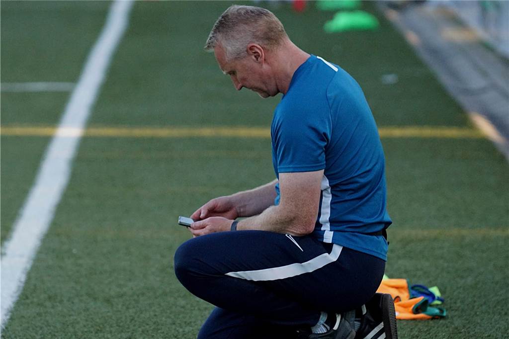KSV-Trainer Andi Feiler hält sich per Handy auf dem Laufenden.